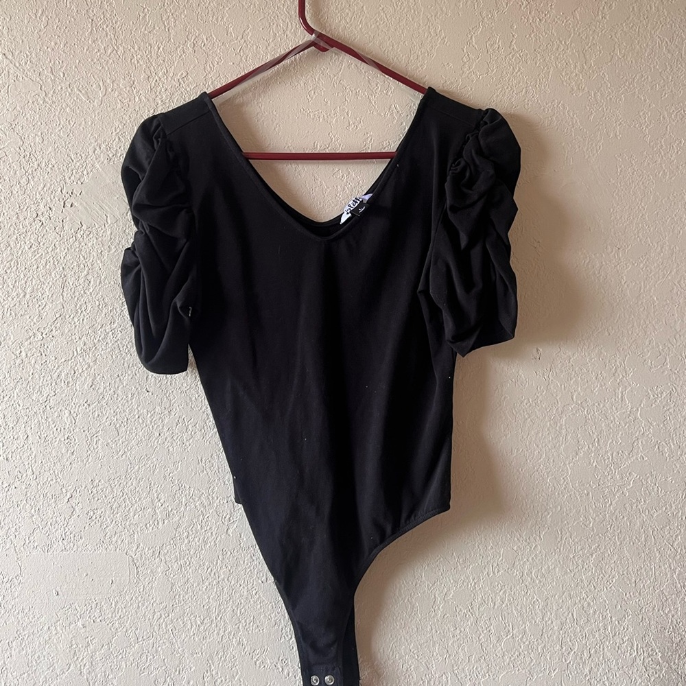 Boutique puffy shoulder top